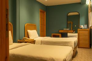 Cama ou camas em um quarto em Jimmy Pyramids Hotel