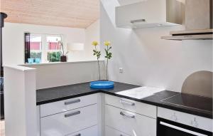 una cucina con armadi bianchi e una ciotola blu sul bancone di Holiday Home Barsbæklund Aabenraa V a Loddenhøj Altre 10 foto