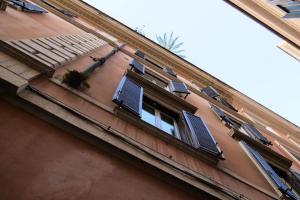 ein Gebäude mit einem Fenster mit Fensterläden darauf in der Unterkunft Dimora Vantaggio in Rom