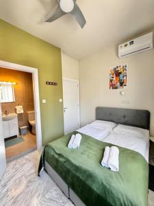 リマソールにあるSmart Comfort RoomN2 with Private Bathroom in best Location Beach 250mのベッドとタオル2枚のある寝室