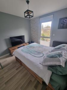 una camera da letto con un letto grande e una finestra di Chambre avec vue chez l'habitant a Saint Pierre en Faucigny