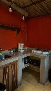 Kuchyň nebo kuchyňský kout v ubytování Rustic AC Oasis on Ometepe Island