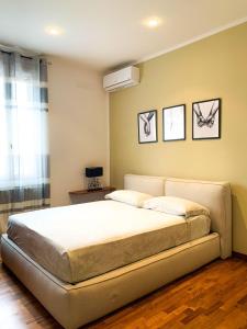 una camera da letto con un letto grande in una stanza di TonyMan Apartment 2 a Bologna