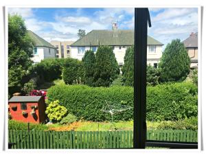 Zahrada ubytování Bright & Spacious Double Room with Garden View- Close to Airport & City Centre
