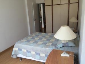 1 dormitorio con 1 cama con lámpara en una mesa en Copacabana Flat, en Río de Janeiro