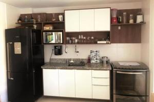 Kuchyň nebo kuchyňský kout v ubytování Ykutiba -apt F001 térreo vista parcial mar