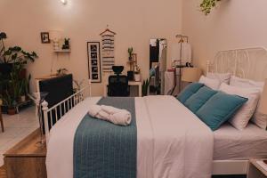 Elegant Boho Style Studio Haven客房内的一张或多张床位