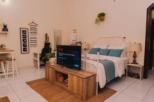 Elegant Boho Style Studio Haven客房内的一张或多张床位