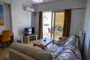 TV a/nebo společenská místnost v ubytování Premium Athenian District Urban 1 bedroom flat A