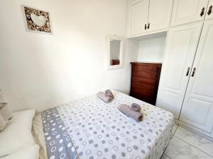 A bed or beds in a room at Los Gigantes Amazing Sea view WiFi Pool Parking