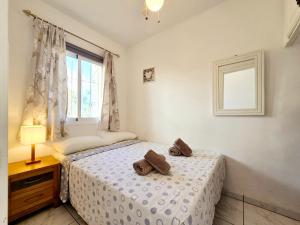 A bed or beds in a room at Los Gigantes Amazing Sea view WiFi Pool Parking Még 17 kép