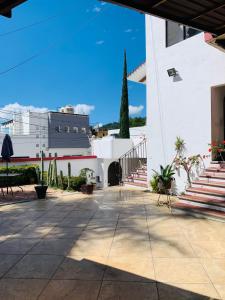 瓦哈卡市Alojamiento CARLO Y ABRIL的一座建筑的庭院，有台阶和一座教堂