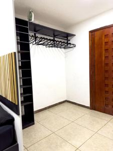 瓦哈卡市Alojamiento CARLO Y ABRIL的客房设有衣柜和瓷砖地板。 更多12张照片