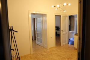a hallway with a door leading to a bathroom at DM apartman in Osijek