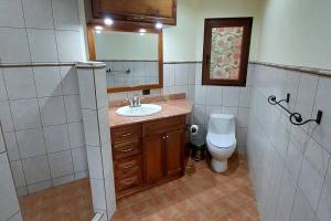 Koupelna v ubytování Beautiful 3BR Lakeshore House in Gated Community