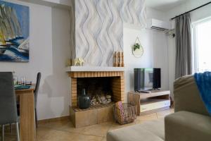 ein Wohnzimmer mit Kamin und Fernseher in der Unterkunft Premium Athenian District Urban 1 bedroom flat B in Athen + 16 Fotos