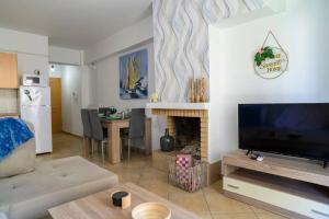 ein Wohnzimmer mit einem TV und einem Kamin in der Unterkunft Premium Athenian District Urban 1 bedroom flat B in Athen