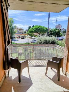 フォッローニカにあるCasa Viviana con BOX bici moto autoの駐車場の景色を望むバルコニー(椅子2脚付)
