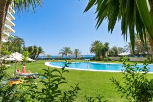 Bazén v ubytovaní Beach front apartment with pool alebo v jeho blízkosti