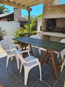 Una mesa y sillas en un patio con chimenea. en Alelur, en La Paloma