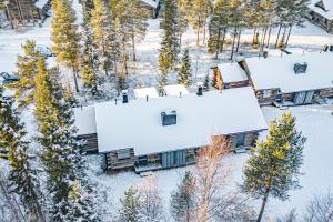 an aerial view of a house covered in snow at Martinmutka by Aavalevi Holidays, Levi center in Levi