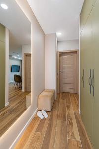 - un couloir doté de parquet et d'une porte avec un tabouret dans l'établissement Birstonas Rent, à Birštonas