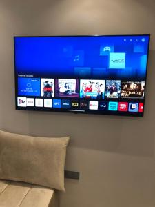 a flat screen tv hanging on a wall at Appartement vue sur Tower Hassan in Rabat