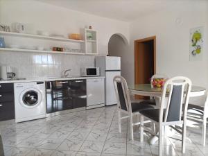Kuchyň nebo kuchyňský kout v ubytování Apartments Podbarje
