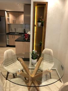 two chairs and a glass table in a kitchen at Appartement vue sur Tower Hassan in Rabat