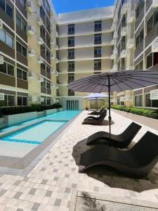 Bazén v ubytování Condo in Silang Fullerton Suites - near tagaytay and nuvali nebo v jeho okolí