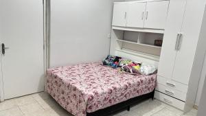a small bedroom with a bed and white cabinets at Ginásio Adib Moysés centro de Sao Bernardo no ABC paulista in São Bernardo do Campo