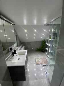 Koupelna v ubytování Kovacevic Rooms + 8 fotografií