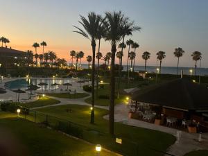una vista di un resort con palme e piscina di Las Américas Islantilla a Islantilla