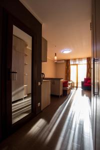 een kamer met een keuken en een woonkamer bij My Batumi Apartments in Batoemi