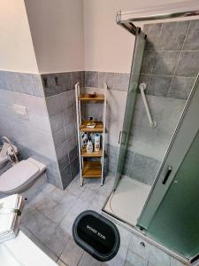 フォッローニカにあるCasa Viviana con BOX bici moto autoのシャワーとトイレ付きのバスルーム +37枚の写真