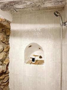 un bagno con doccia e piastrelle bianche di Casa Blava, Casco Antiguo de Peñíscola a Peñíscola Altre 51 foto