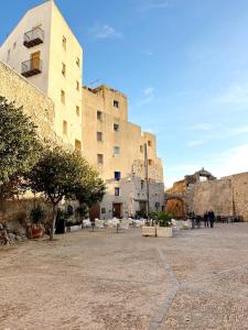un grande edificio con persone in piedi in un cortile di Casa Blava, Casco Antiguo de Peñíscola a Peñíscola