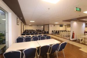 une salle de conférence avec des tables et des chaises dans l'établissement فندق اضواء منازل الكرام, à La Mecque