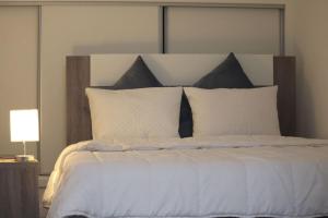 a bedroom with a large bed with white sheets and pillows at Apartment in Semeador 2 in Portalegre