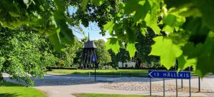Um jardim no exterior de Mysig 1a med Minispa, 20 min från Kinnekulle