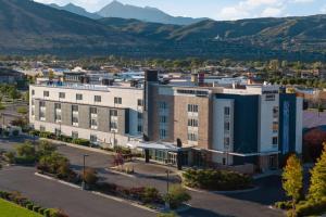 Una vista aérea de un edificio con montañas al fondo. en SpringHill Suites by Marriott Salt Lake City Draper, en Draper