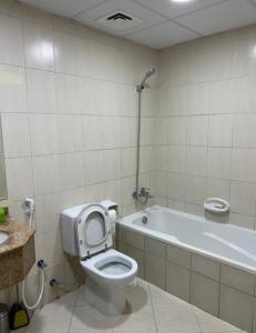 Phòng tắm tại Luxury Room by the Sea Stunning View, King Bed, and Cozy Living Space - Room inside Apartment