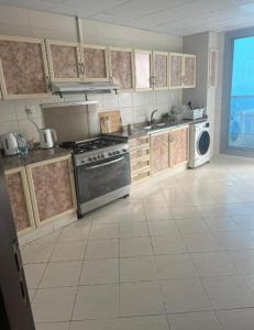 Nhà bếp/bếp nhỏ tại Luxury Room by the Sea Stunning View, King Bed, and Cozy Living Space - Room inside Apartment