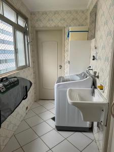 グアルジャにあるApartamento com vista marの洗面台と窓のある白いバスルーム