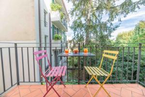 2 sedie e un tavolo sul balcone di Windrose Risorgimento Suite a Pisa