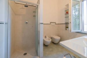 un bagno con doccia, WC e lavandino di Windrose Risorgimento Suite a Pisa