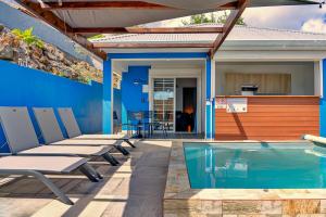 Bazén v ubytování Villa Lanmè cosy, piscine privative & vue Mer nebo v jeho okolí