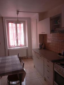 Köök või kööginurk majutusasutuses Chambre 1 Bienne