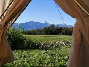 Nespecifikovaný výhled na hory nebo výhled na hory při pohledu z luxury tent