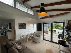 ein Wohnzimmer mit Sofa und Tisch in der Unterkunft Marine Bach - Diamond Harbour in Diamond Harbour